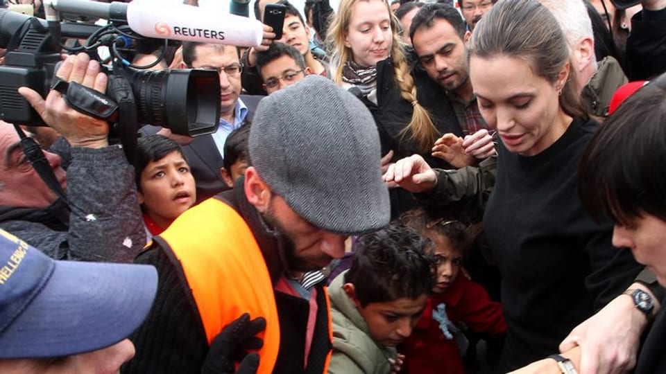 la delegada speziala da l'UNHCR Angelina Jolie visitescha in center da fugitivs a Piraeus.