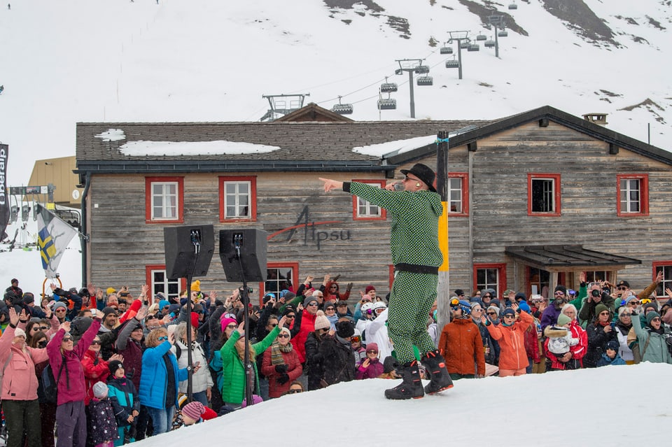 Dodo rockt mit Kindern aus Sedrun auf dem Oberalp.