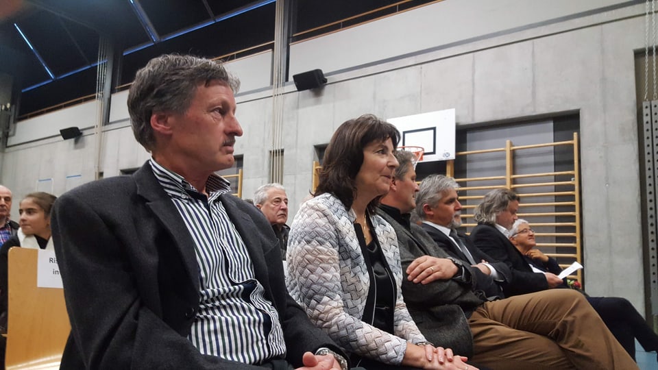 Parents e politichers a la festa in onur da l'elecziun dad Anna Giacometti