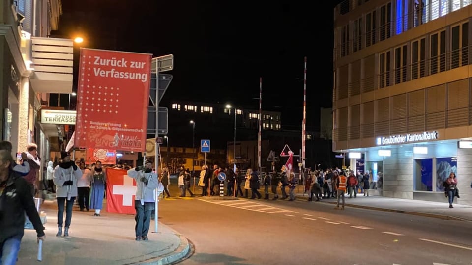  Las persunas èn marschadas dal center Mundaun a la plazza fiera. 