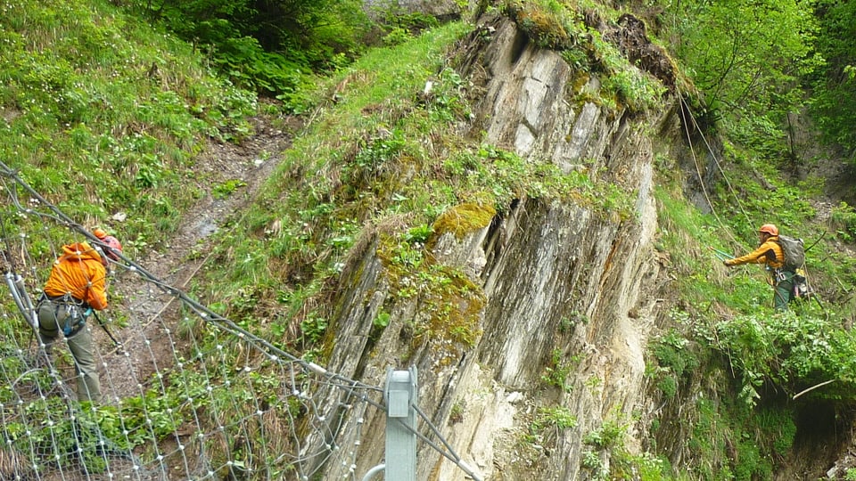 Dus guids da muntogna vid las lavurs en la grippa da las Ruinas.