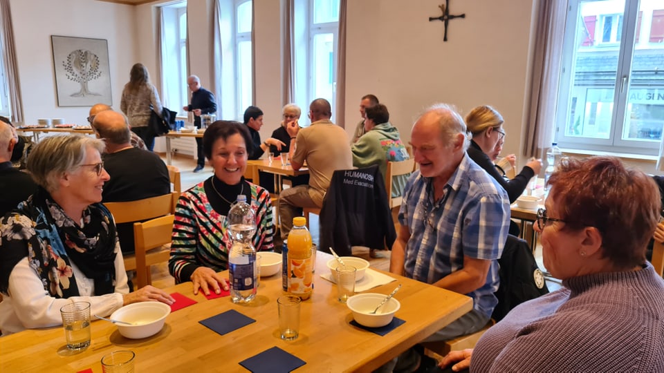 Die Helferinnen und Helfer haben ein kleines Mittagessen in Ilanz bereitgestellt, für die Hilfsorganisation Humanosh. 