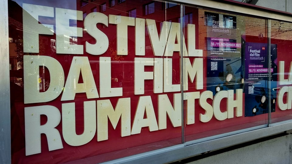 Vitrine mit dem Schriftzug Festival dal film rumantsch.
