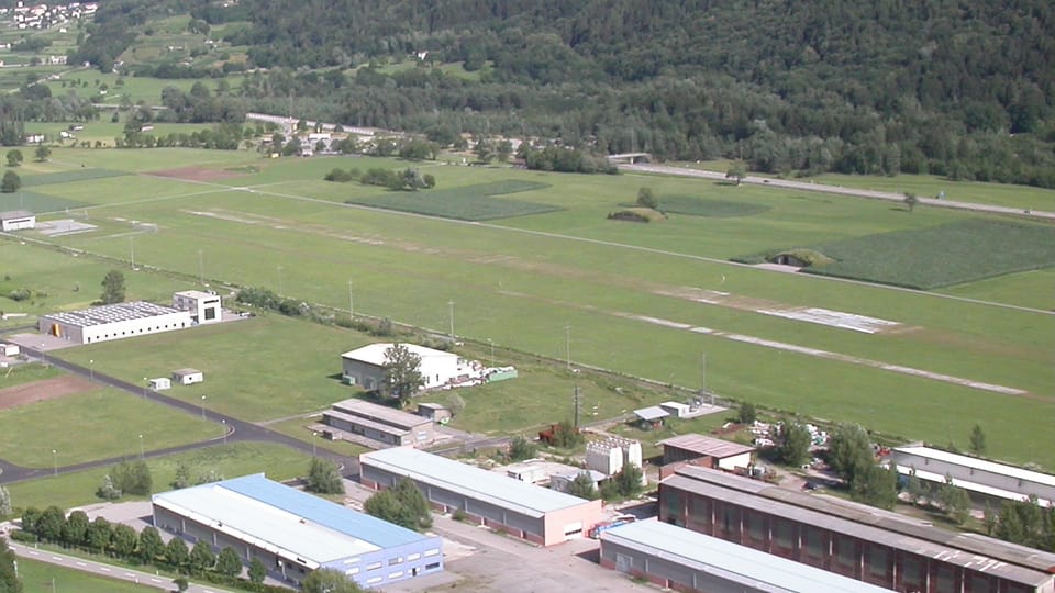 L'areal da la plazza aviatica dueva daventar ina zona d'industria. 