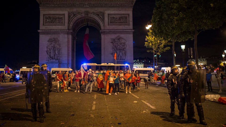 Polizia e fans da ballape a Paris.