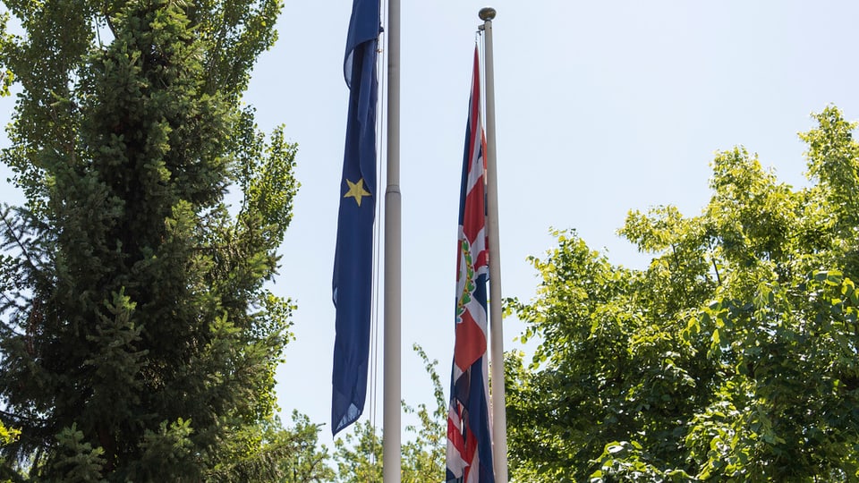 Bandieras Uniun europeica / Gronda Britannia.