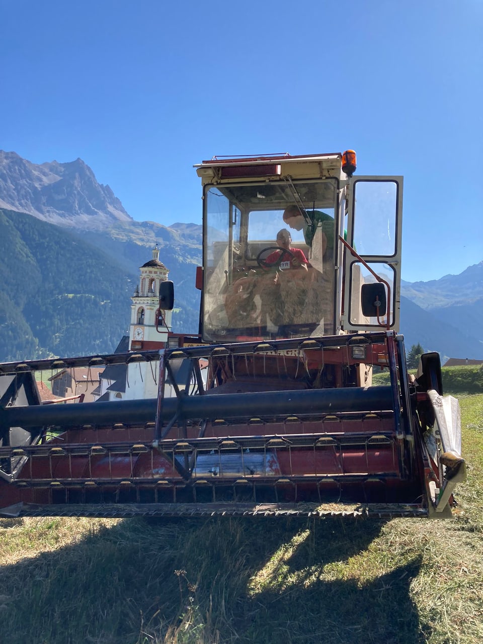 Gaby Degonda al guvernagl da la maschina da da scuder Andreas Stgier aus Parsonz erklärt die Maschine.