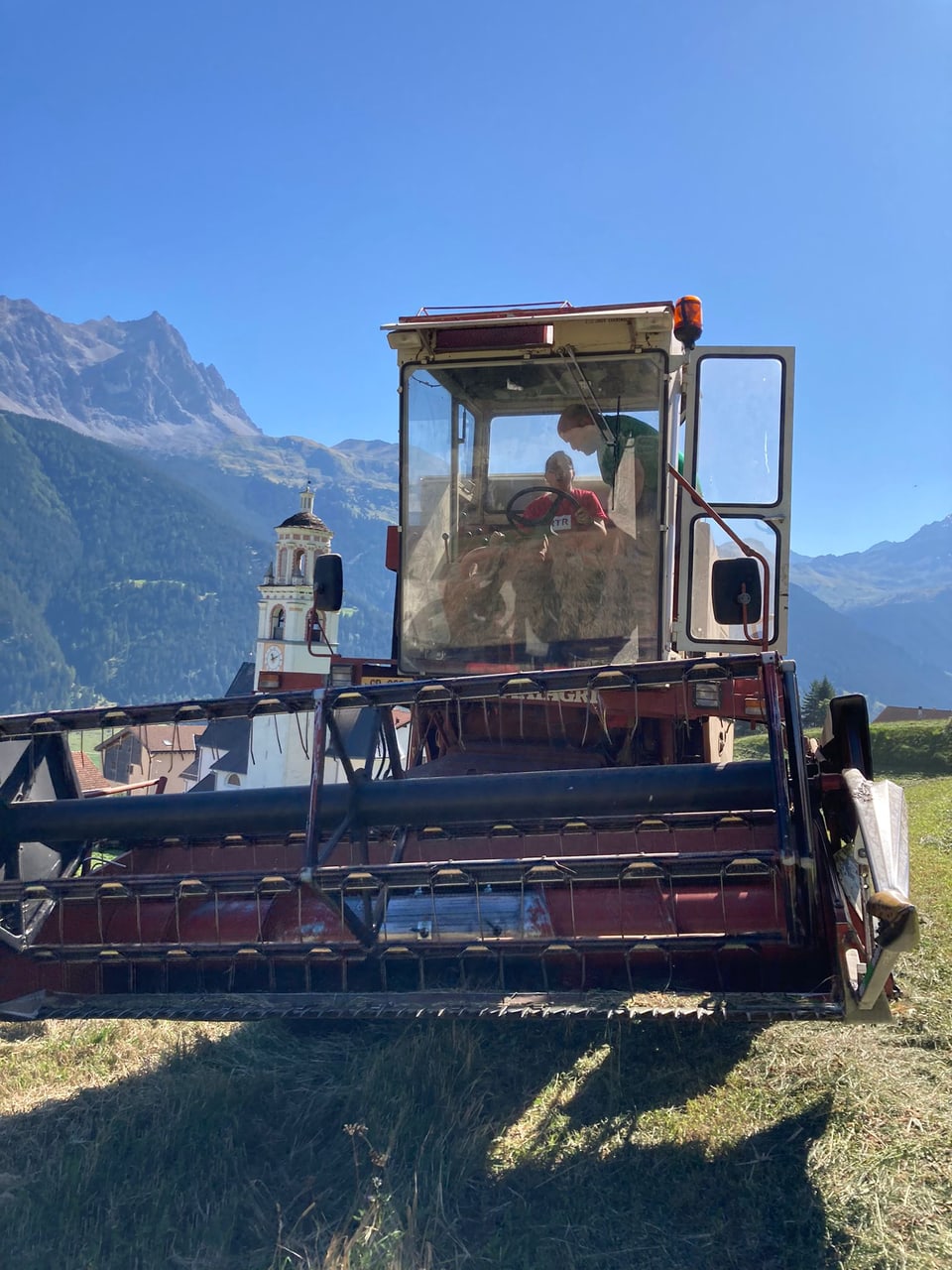 Andreas Stgier aus Parsonz erklärt die Maschine.