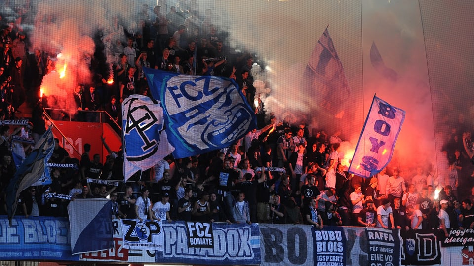 Fans da ballape cun fieus artifizials e bandieras