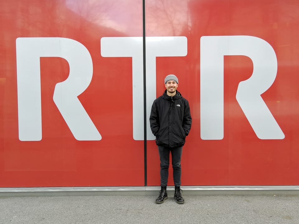Gino Carigiet ha fatg ina visita ad RTR e preschentà ses disc nov Gino Carigiet avant il logo dad RTR