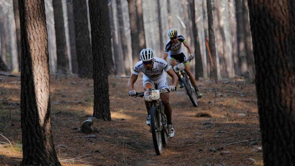 Nino Schurter ed ulteriur ciclist sin via da guaud. 