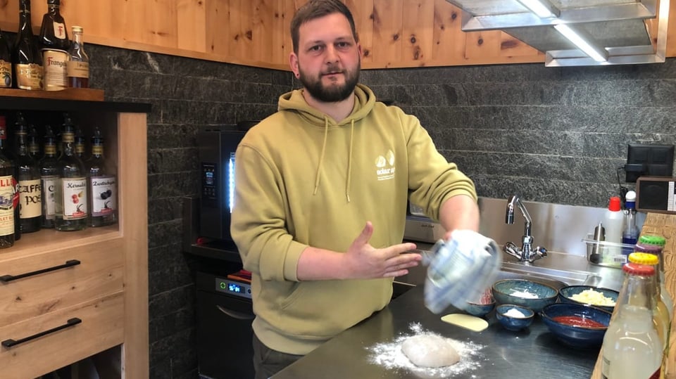 Lucian Alig verarbeitet Pizzateig in seiner Küche
