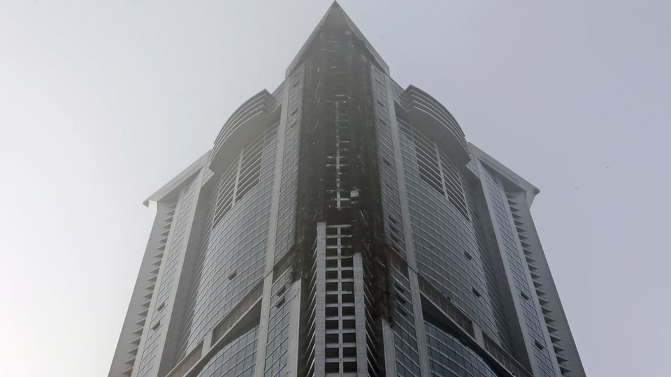 Vista sin la fatschada brischada dal sgrattatschiel a Dubai.
