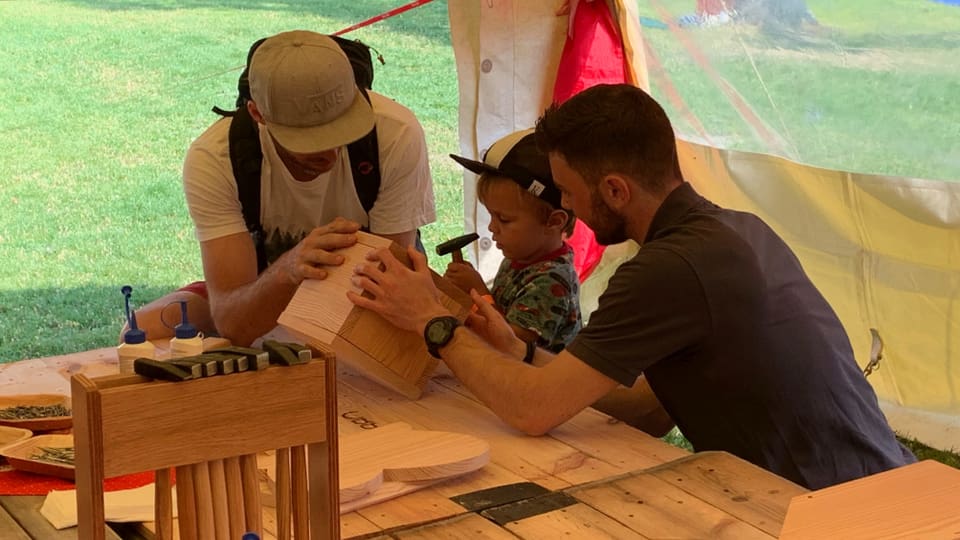 Uffants construeschan chasas da splerins.