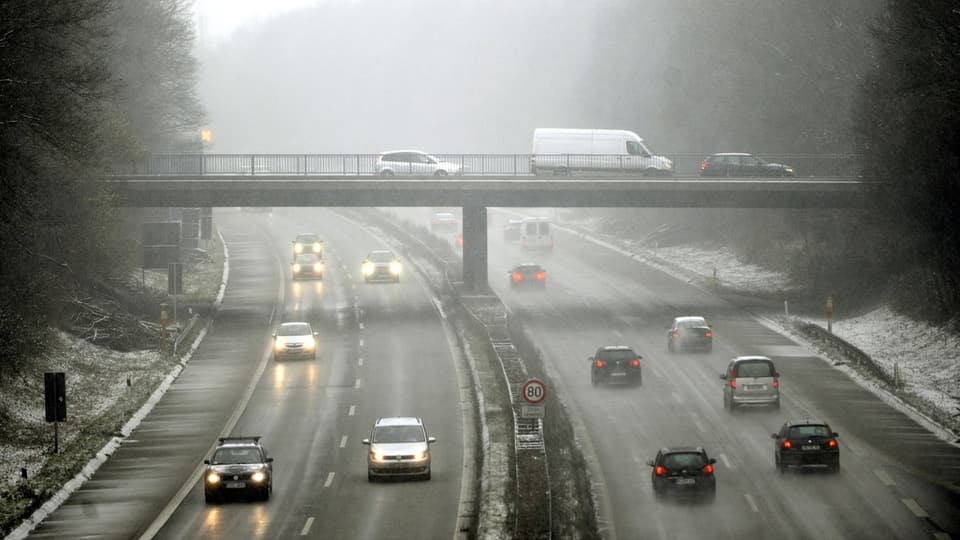 autostrada cun blers autos che charreschan en omaduas direcziuns