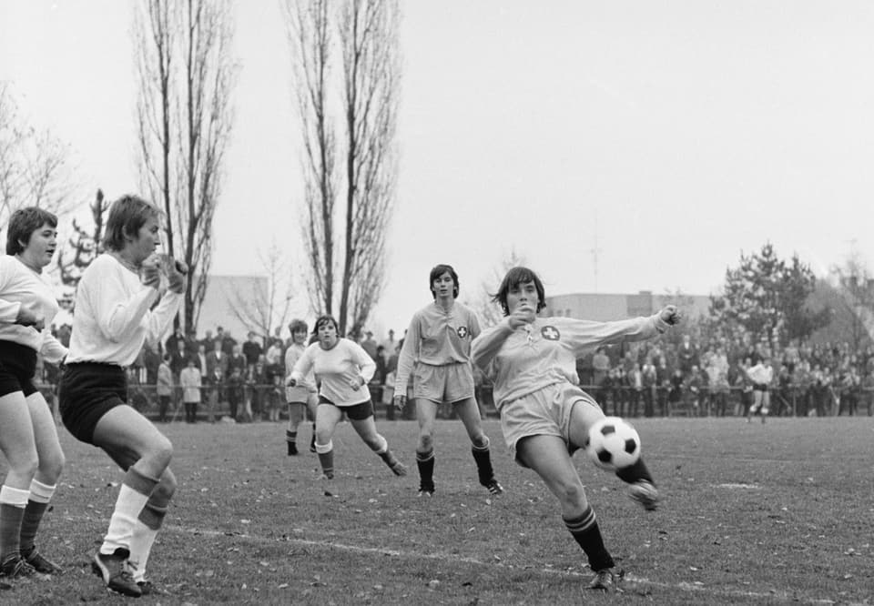 Frauenfussball früher.