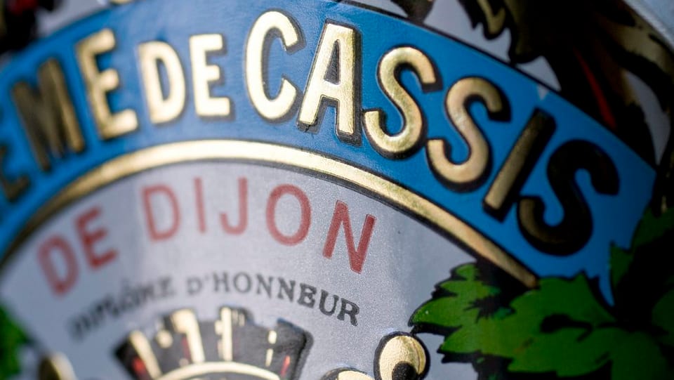 etichetta cun inscripziun Cassis de dijon
