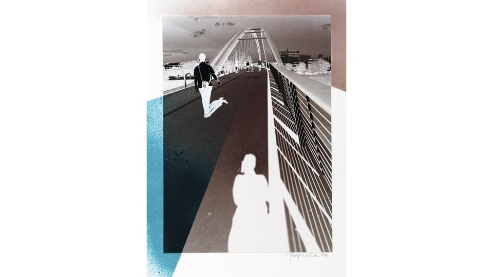 Ein Kunstwerk von Rosa Lachenmeier: Ein Foto-Negativ, das eine Brücke zeigt und künstlerisch ergänzt wurde.