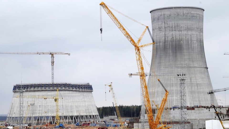 vista sin in plazzal da construcziun nua ch'i dat in'ovra atomara