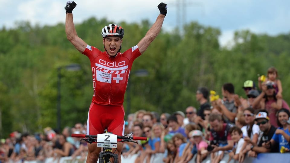 Nino Schurter gudogna la cursa da la cuppa mundiala. 