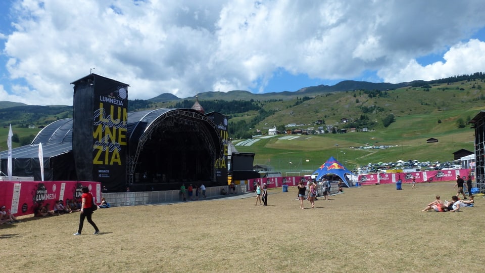 Igl areal davant la tribuna è anc vit.