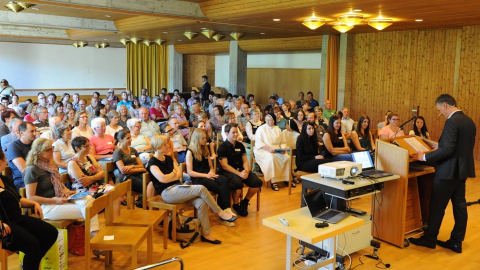 Participantas e participants dal curs da rumantsch sursilvan a Glion.