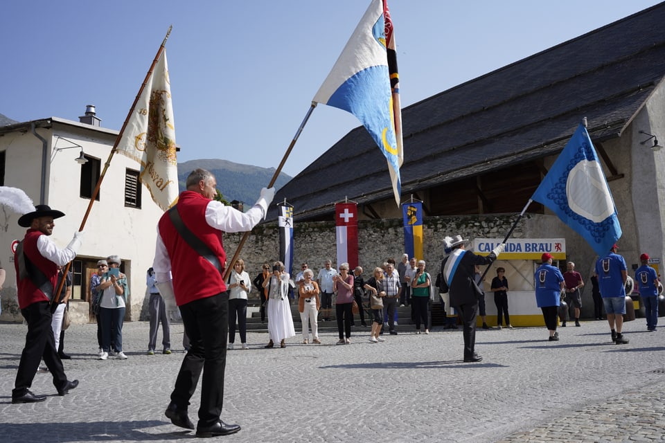 Der Festumzug am Bezirksgesangsfest in Müstair.