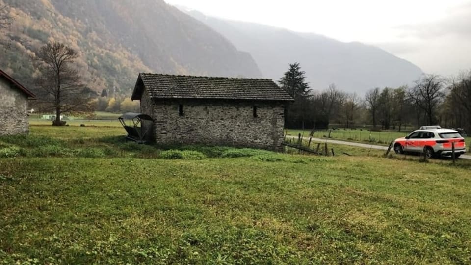 Auto da polizia al lieu da l'accident a Grono.