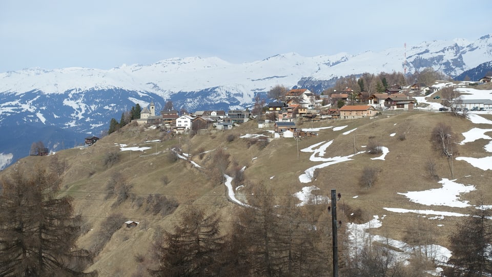 Veulden è cuntanschibel sur ina via da la Tumleastga, e cun ina pendiculara che vegn si da Razén.