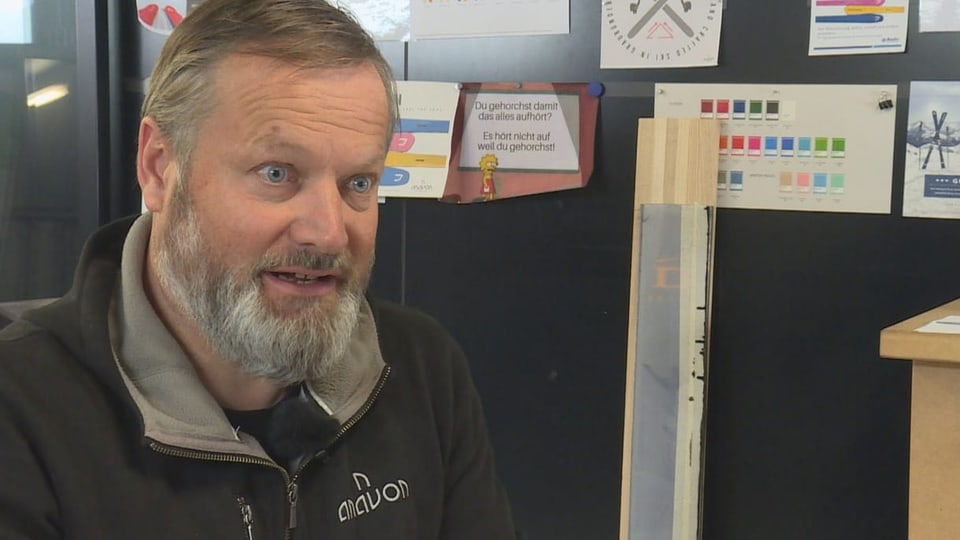 René Zähnler, mainafatschenta da l'interpresa da skis Anavon.