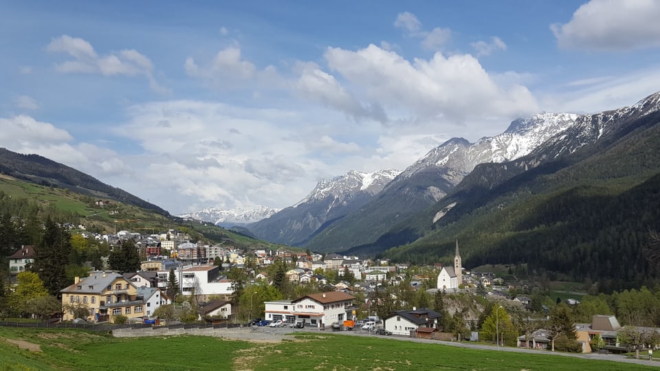 Il vitg da Scuol, cun vista sin las muntognas in direcziun cunfin