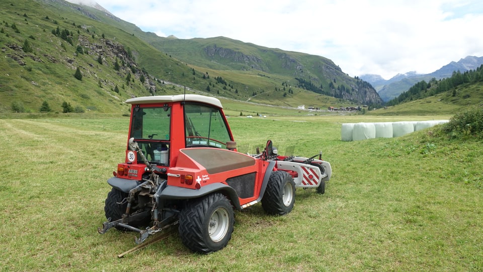 Era questa maschina agricula na po il mument betg bandunar la Val Faller perquai che la punt è vegnida devastada. 