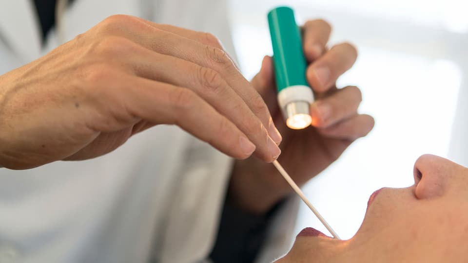 Medi controllescha cun cazzola bucca da pazient.