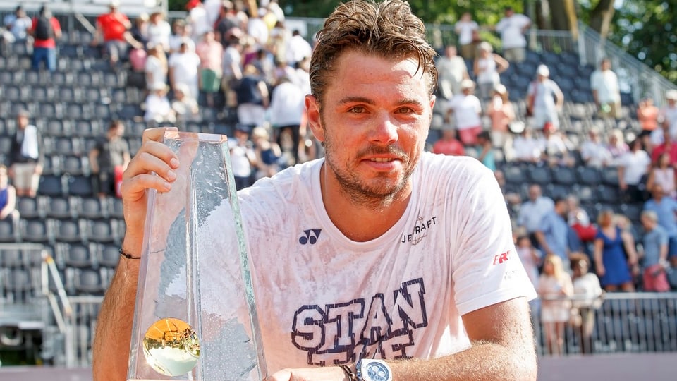 Stan Wawrinka cun la trofea.