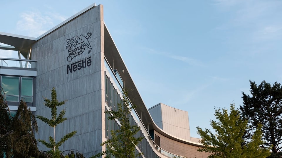 Purtret dal logo da Nestlé