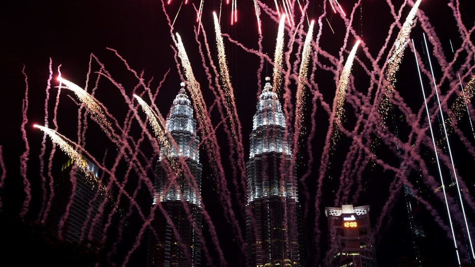 Fieu artifizial davant ils Petronas Towers a Kuala Lumpur en la Malaysia.