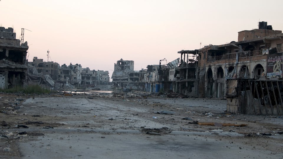 Devastaziuns en in quartier d'ina citad en la Libia.