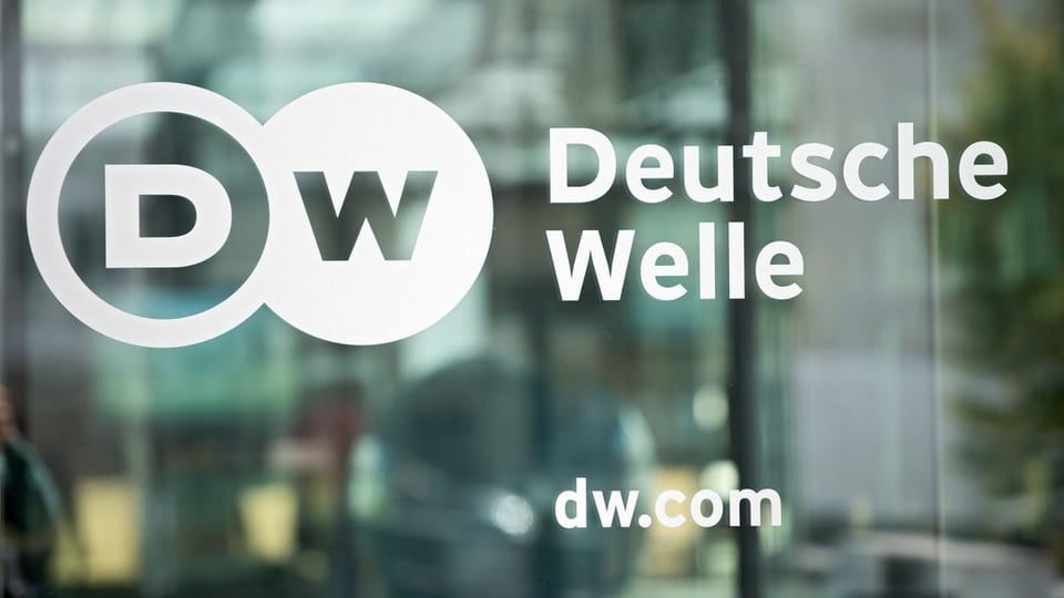 Ina porta da vaider cun si il logo da l'emettur Deutsche Welle. 