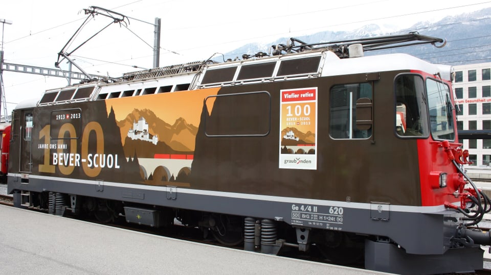 La locomotvia da giubileum Ge 4/ II 620 "Zernez" cun la designaziun "100 onns Bever-Scuol"