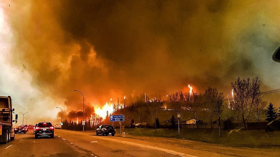 La citad da Fort McMurray è circumdada d'incendis