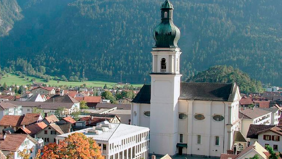 vista sin il vitg da Domat, a dretg la baselgia parochiala catolica