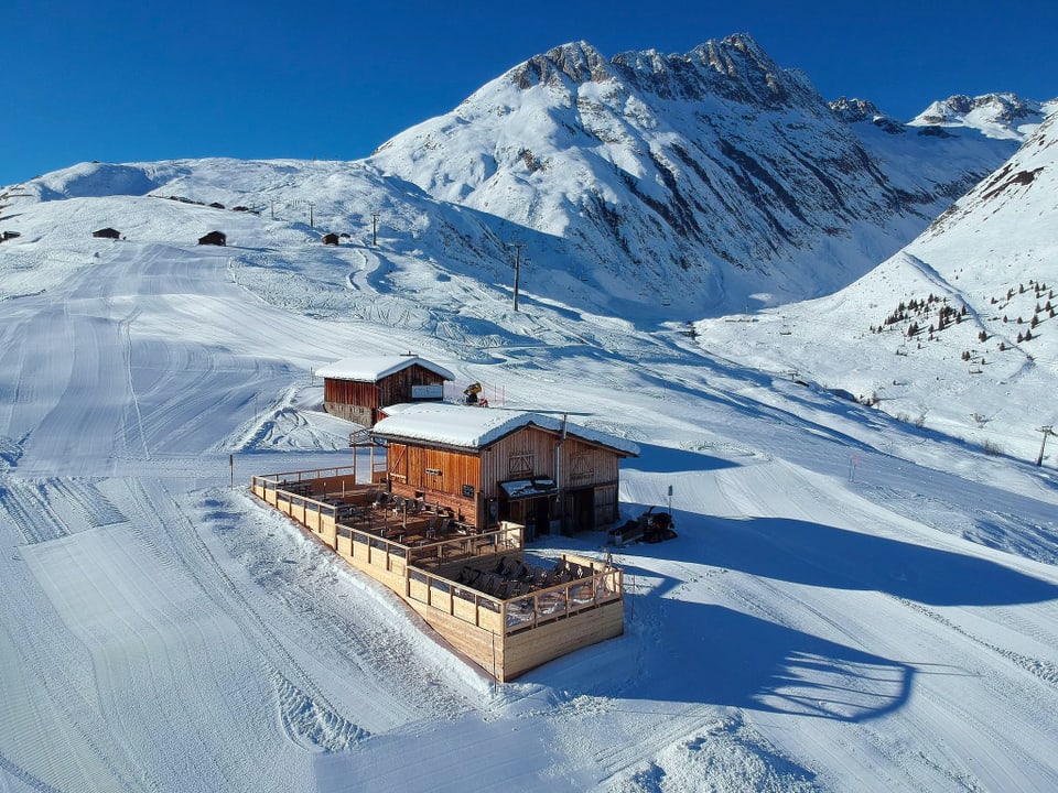 Bar «La Schliusa» im Skigebiet Sedrun. Wegen eines Rekurses durfte die Terrasse nicht aufgebaut werden.