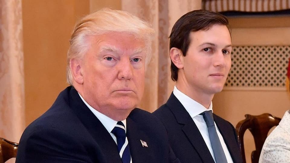 Purtret da Trump e Kuschner che sesan in dasper l'auter. 