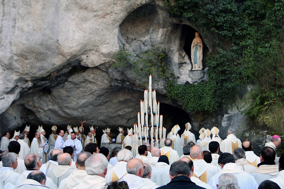 Millionen von Menschen besuchen jährlich die Grotte von Massabielle.