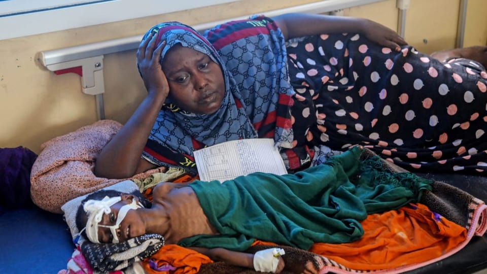 Ina mumma cun ses uffant sutnutrì en in ospital a Mogadischu.
