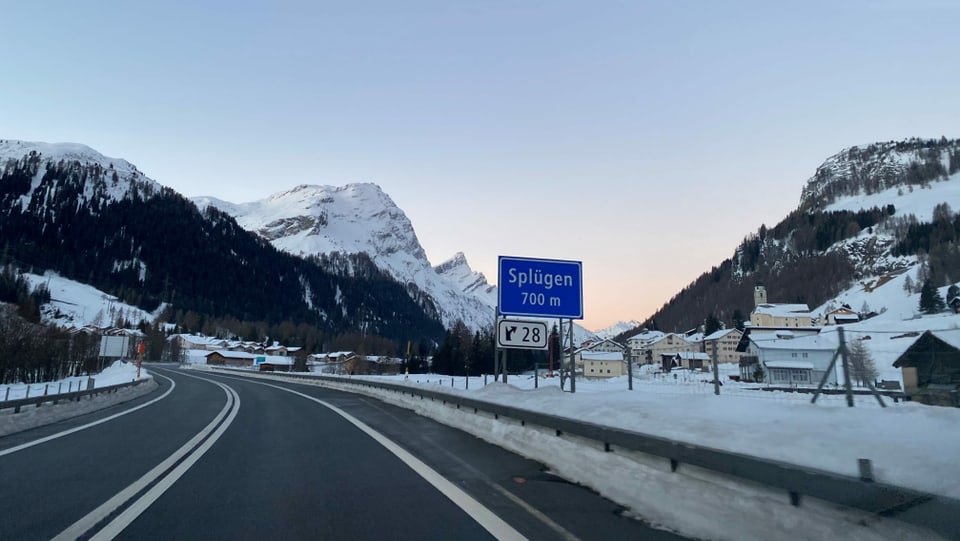 L'autostrada A13 cun vista sin la vischnanca da Spleia.