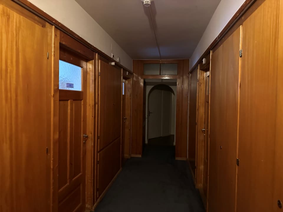 Der Zugang zu den Zimmern im ehemaligen Hotel.