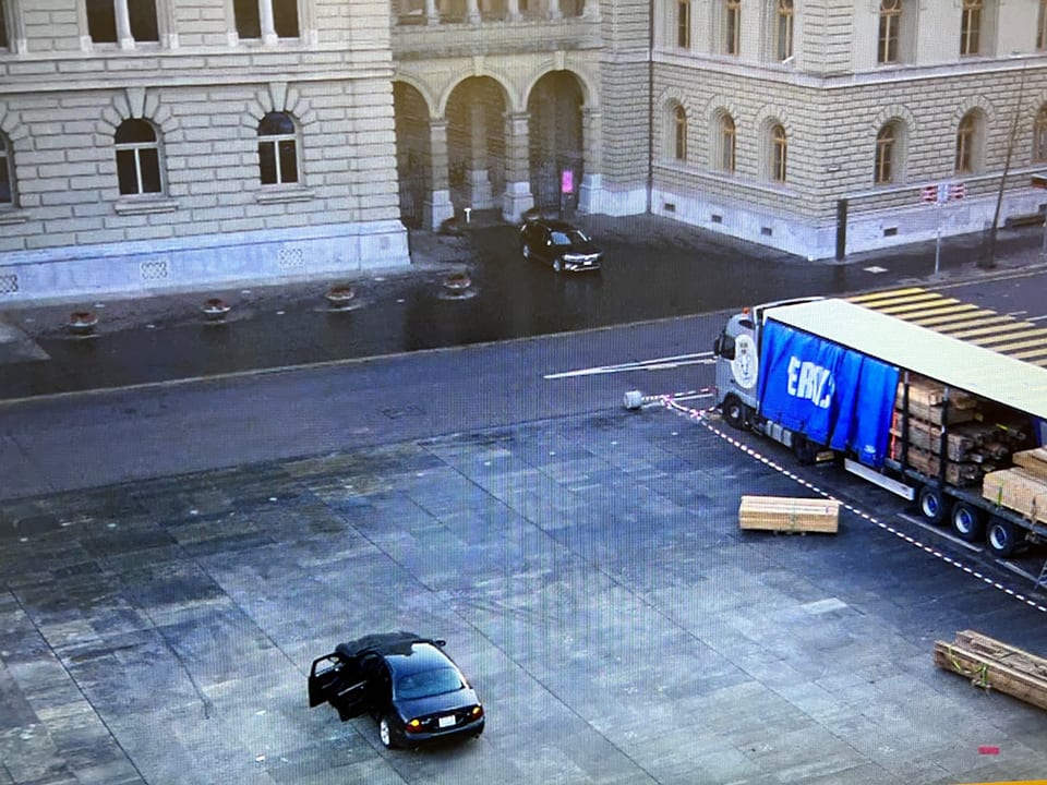 Bundeshaus Bern: Das verdächtige Auto auf dem Bundesplatz wurde mit einem Bombenroboter untersucht. 