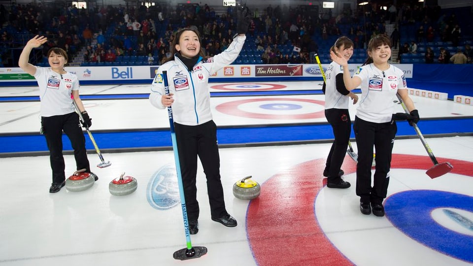 L'equipa dal Giapun cun il skip Satsuki Fujisawa suenter la victoria dal mezfinal a Swift Current