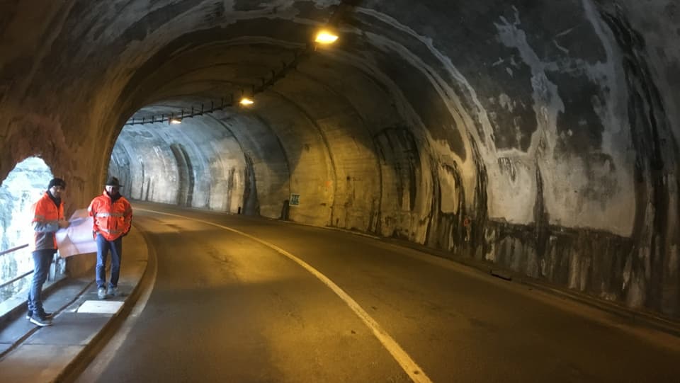 Duas persunas en ina gallaria da via.